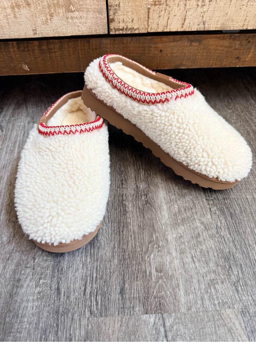 UGG Tasman Maxi Curly Natural Beige Wool Uggplush new Stickers on bottom Sz 10